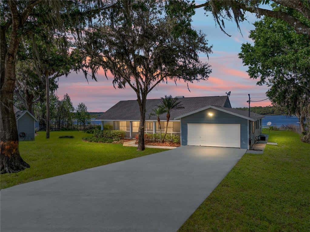 Single Family Residence in DADE CITY