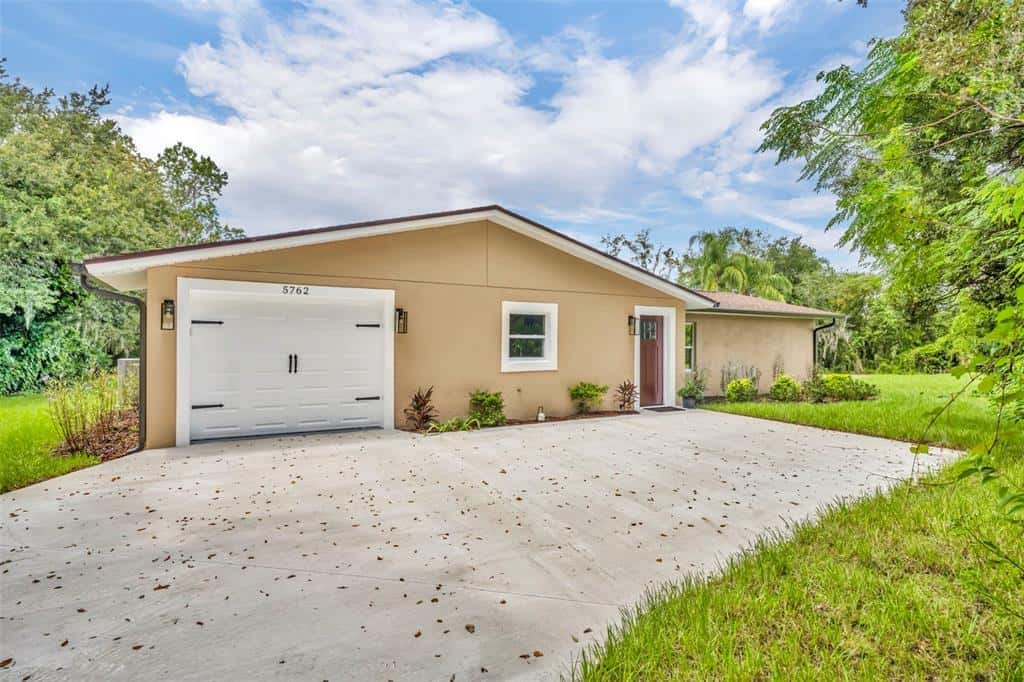 Single Family Residence in OVIEDO