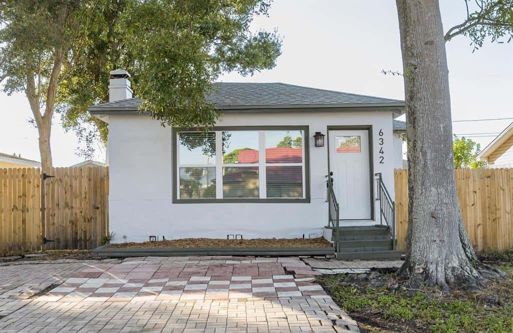 Single Family Residence in PINELLAS PARK