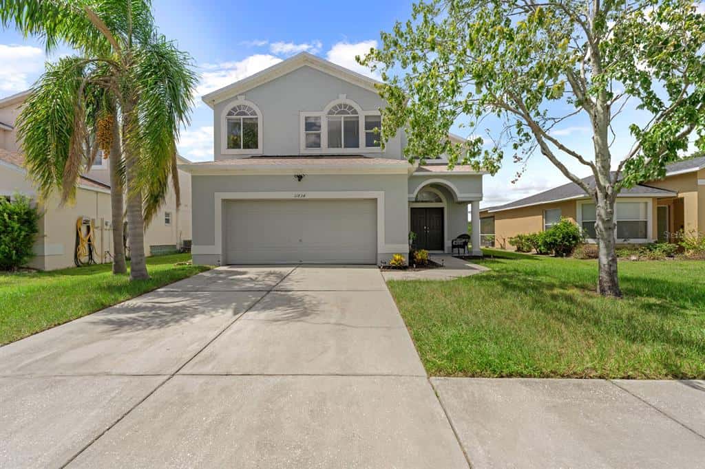 Single Family Residence in RIVERVIEW