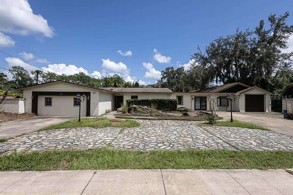 Single Family Residence in LONGWOOD