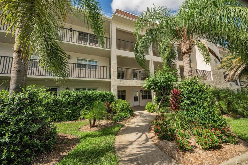 Condominium in DUNEDIN