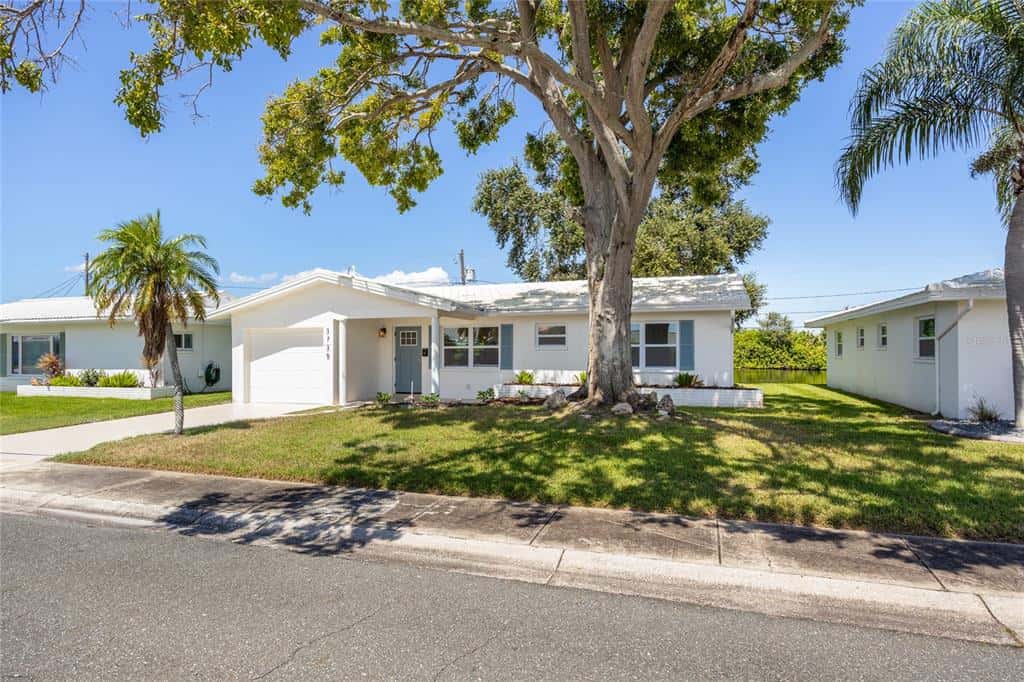 Single Family Residence in PINELLAS PARK
