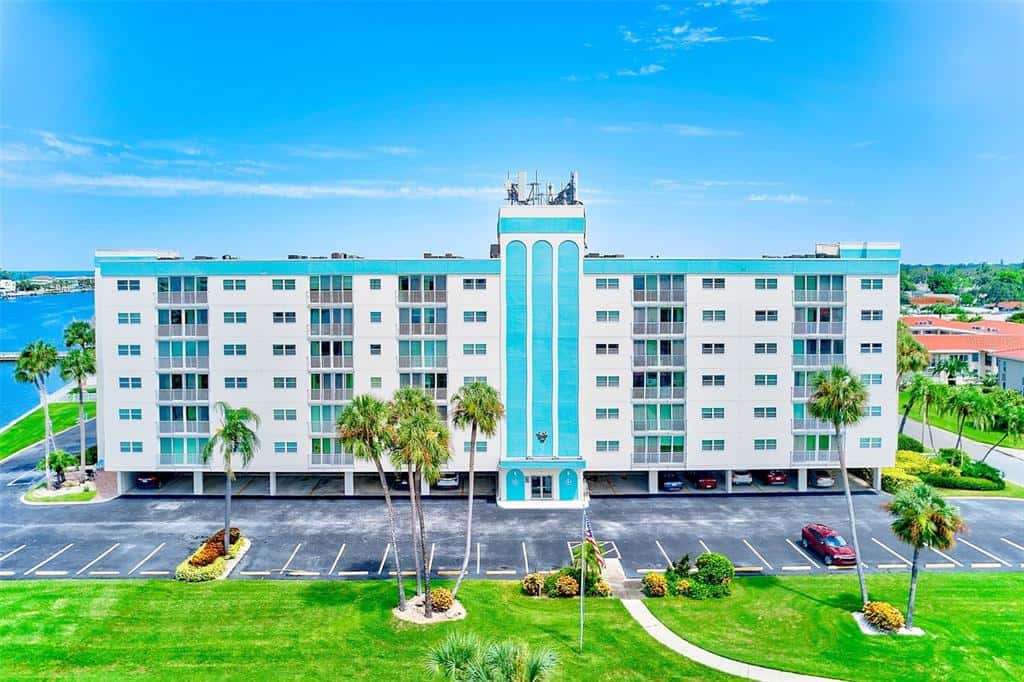 Condominium in LARGO