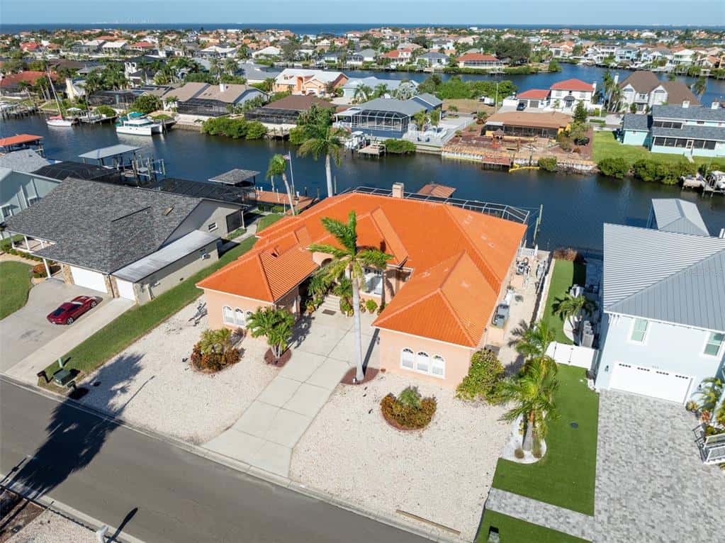 Single Family Residence in APOLLO BEACH
