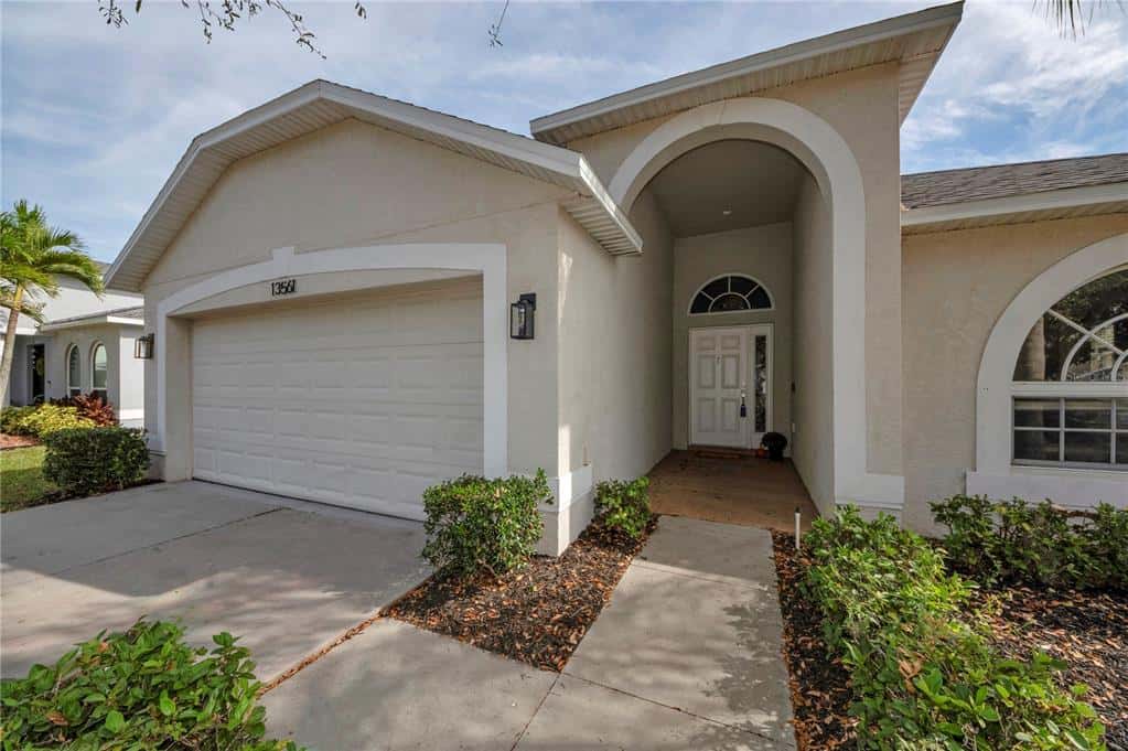 Single Family Residence in RIVERVIEW