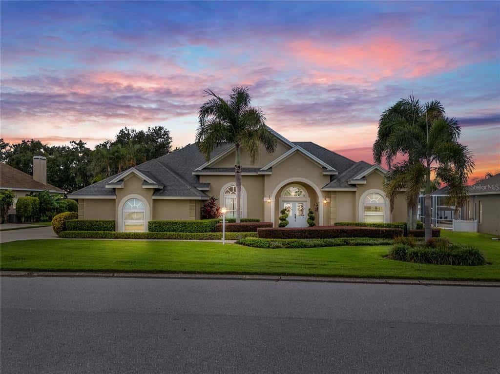 Single Family Residence in WINTER HAVEN