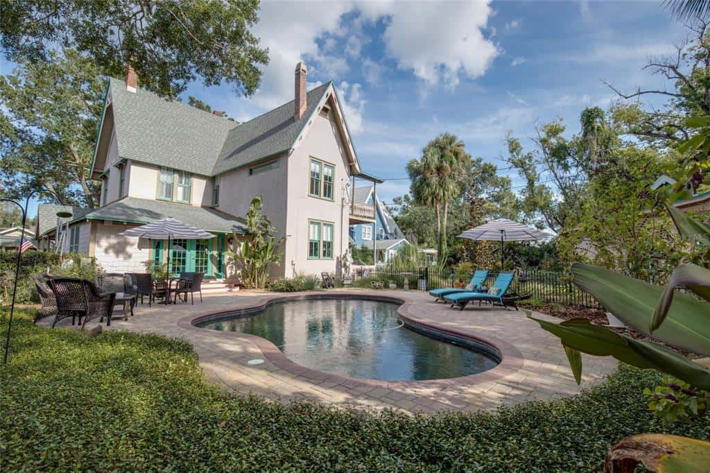 Single Family Residence in TARPON SPRINGS