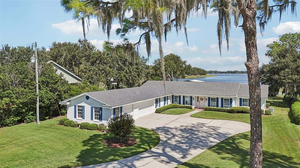 Single Family Residence in TAVARES