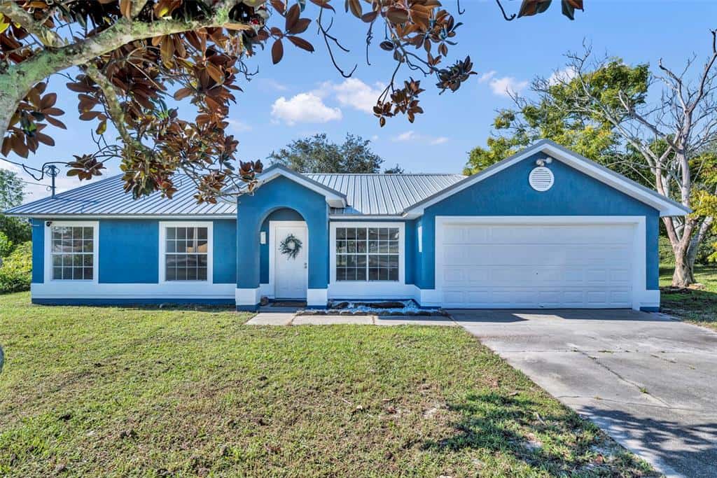 Single Family Residence in DELTONA