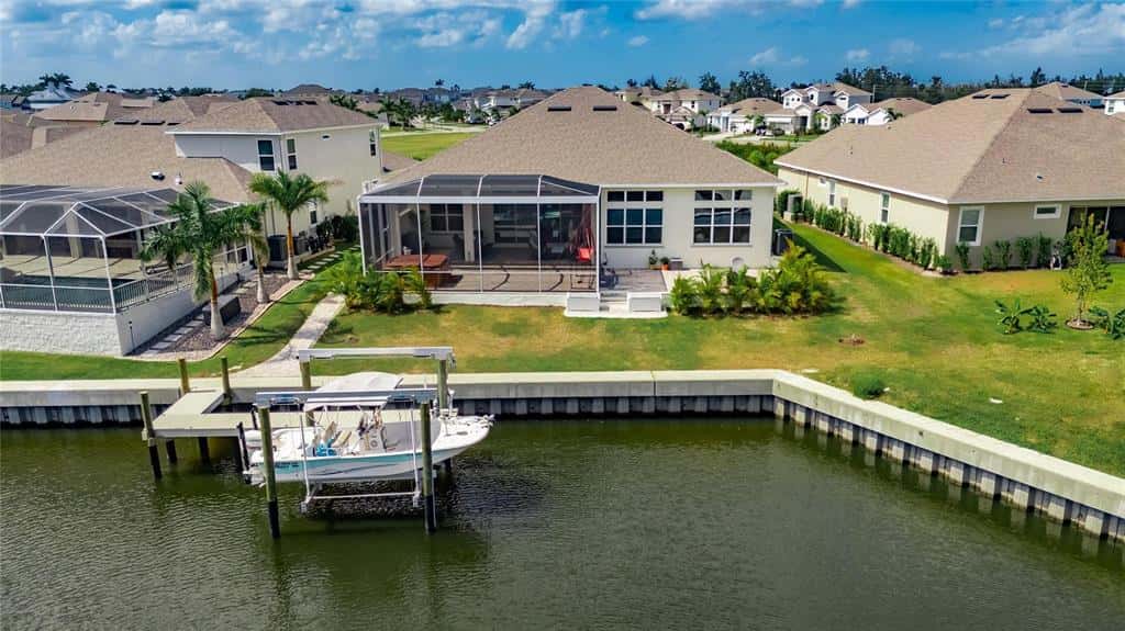 Single Family Residence in APOLLO BEACH