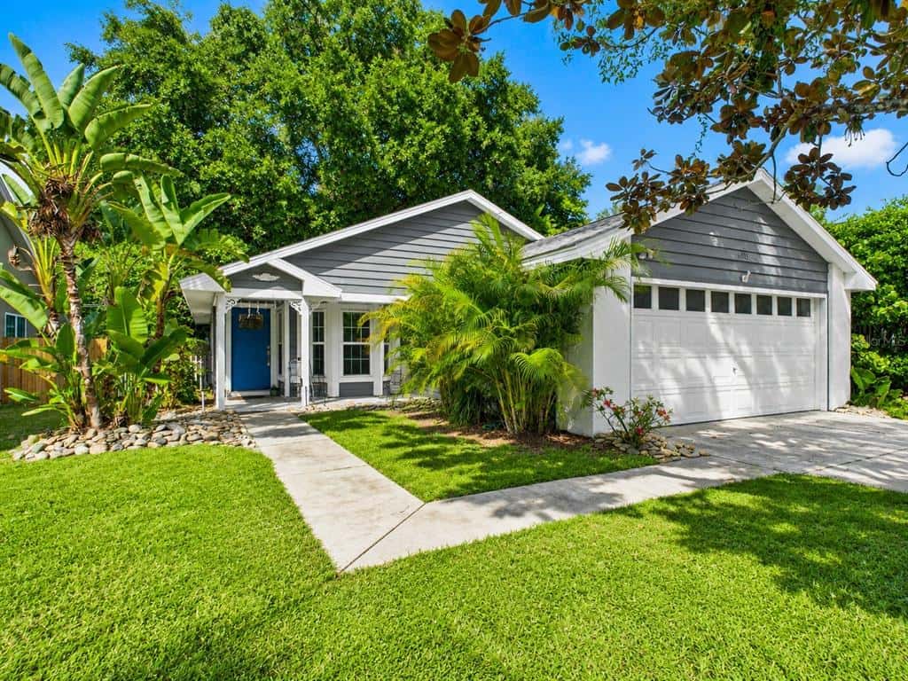 Single Family Residence in MOUNT DORA