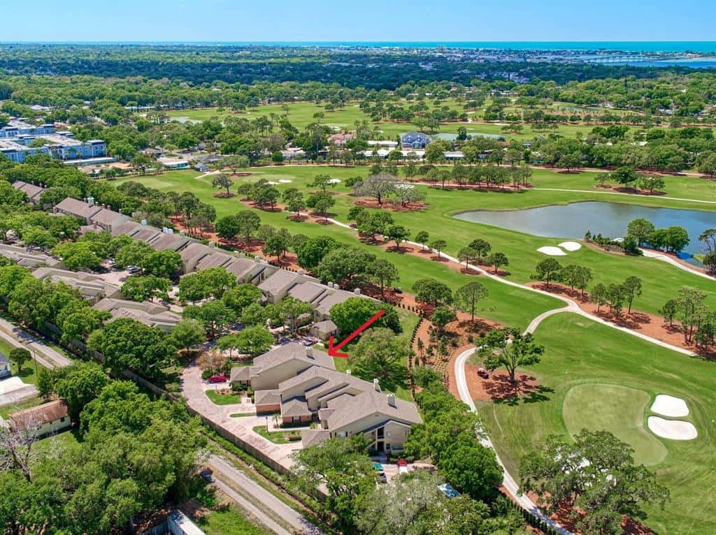 Condominium in BELLEAIR