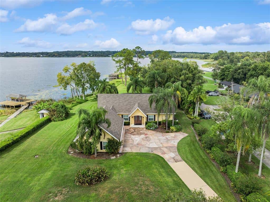 Single Family Residence in MOUNT DORA