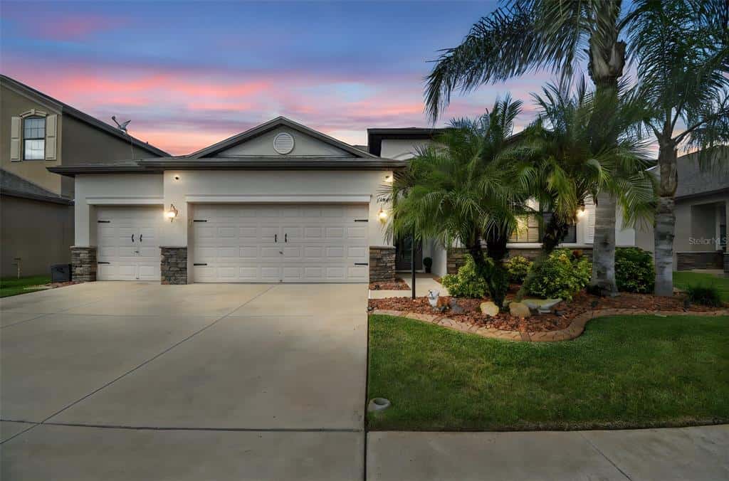 Single Family Residence in RIVERVIEW