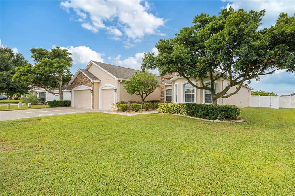 Single Family Residence in LAKELAND