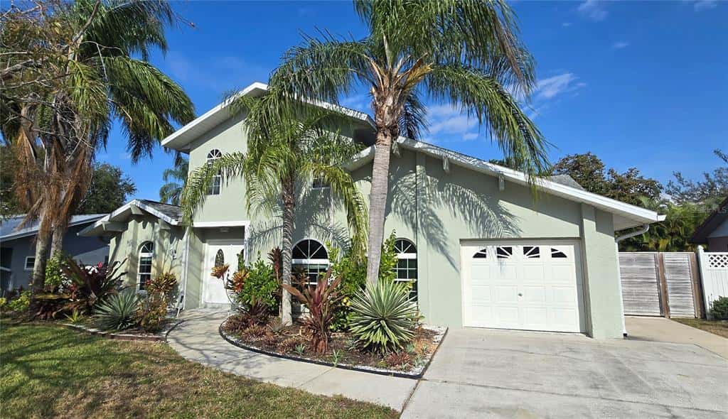 Single Family Residence in TARPON SPRINGS