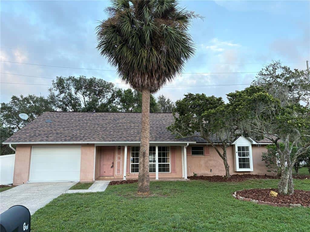 Single Family Residence in MOUNT DORA