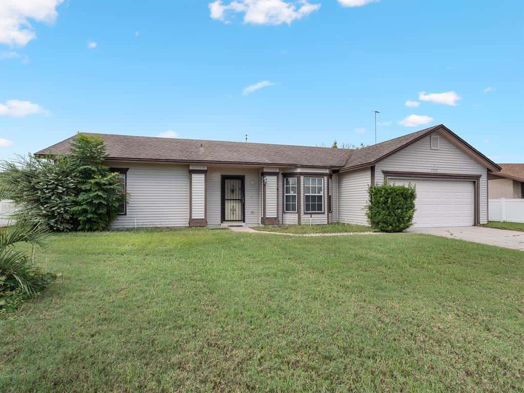Single Family Residence in DELTONA
