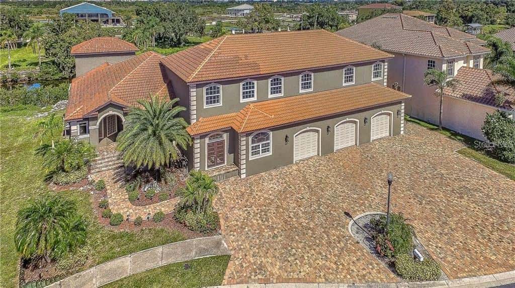 Single Family Residence in APOLLO BEACH