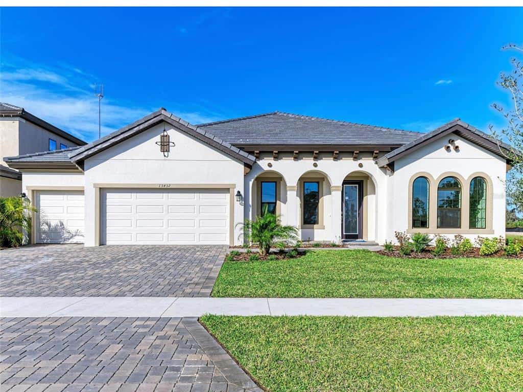 Single Family Residence in RIVERVIEW