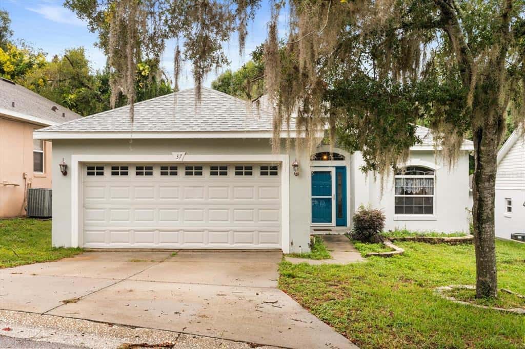 Single Family Residence in EUSTIS