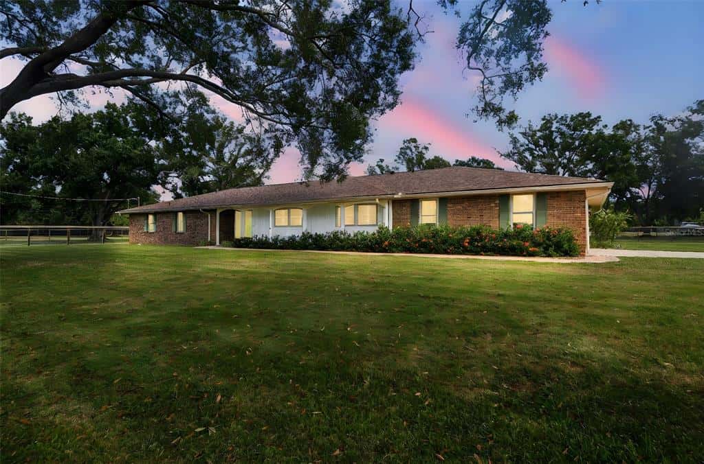 Single Family Residence in RIVERVIEW