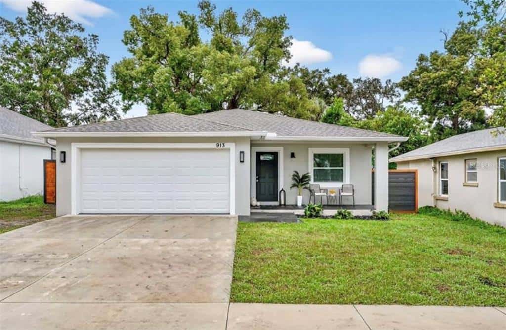 Single Family Residence in TAMPA