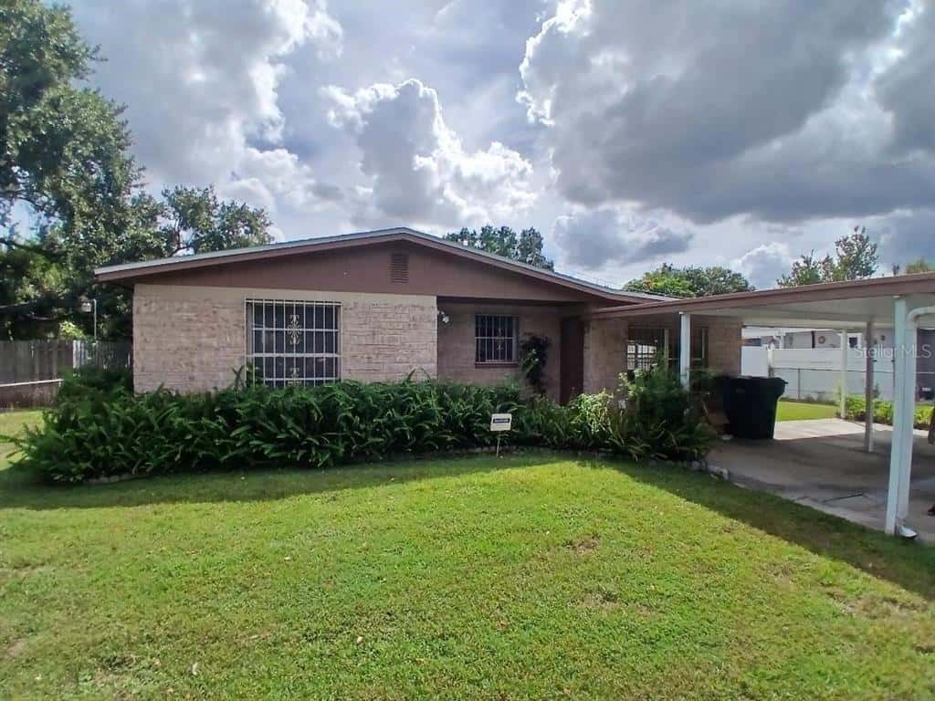 Single Family Residence in TAMPA