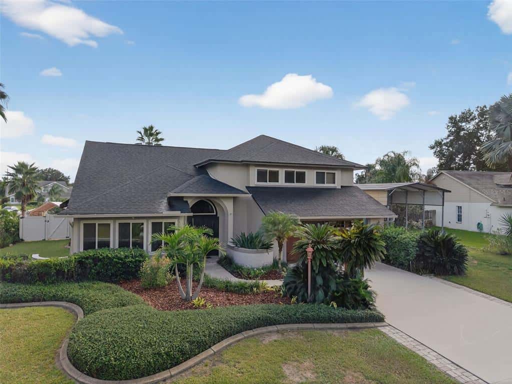 Single Family Residence in VALRICO