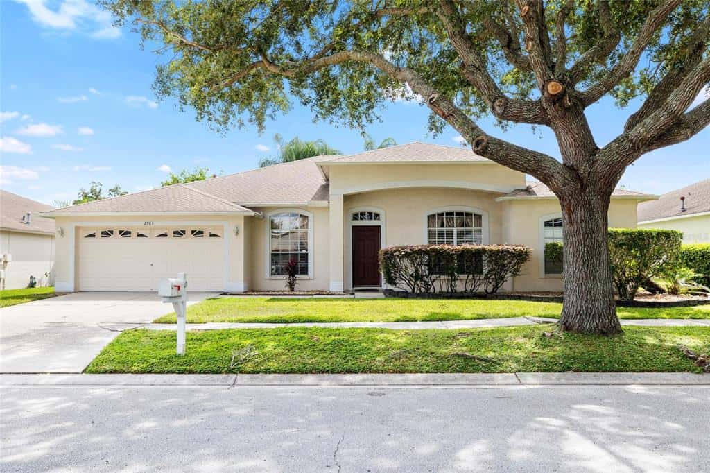 Single Family Residence in VALRICO