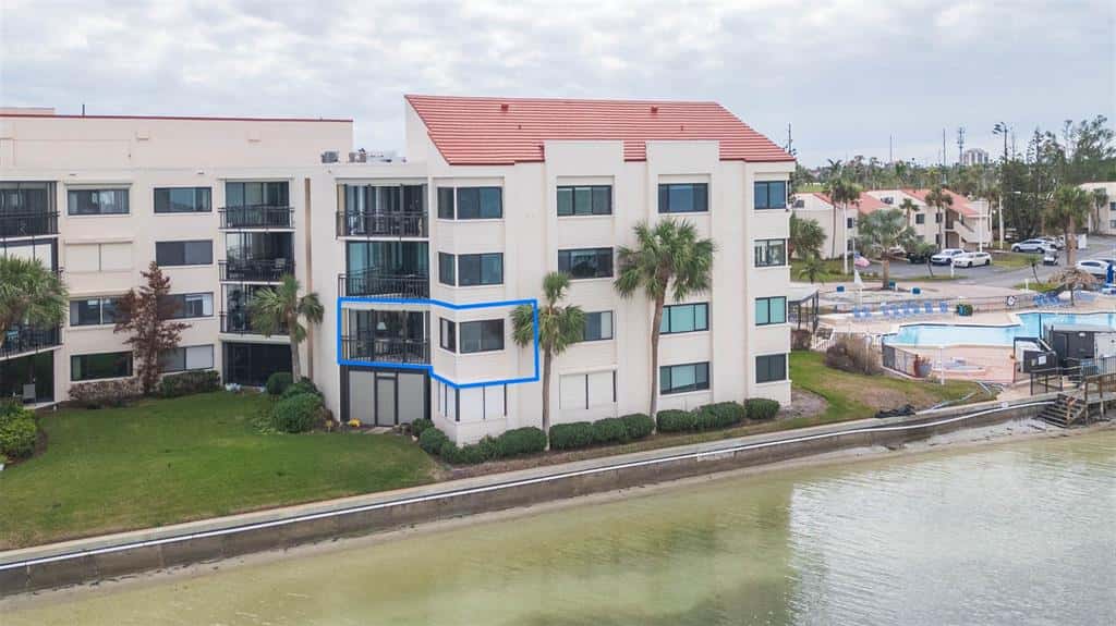 Condominium in ST PETERSBURG