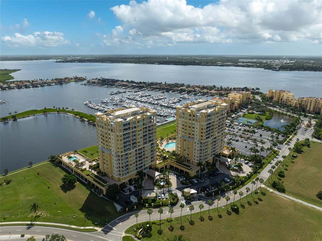 Condominium in PALMETTO