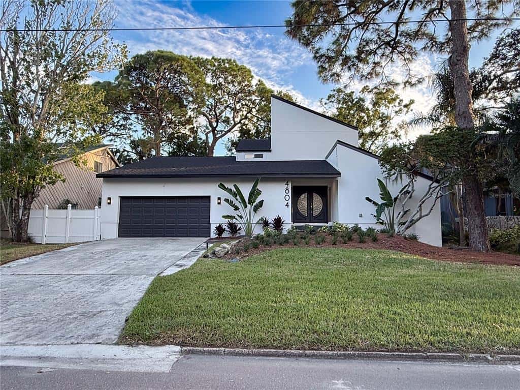 Single Family Residence in TAMPA