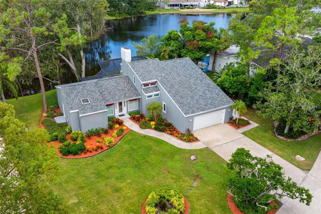 Single Family Residence in PALM HARBOR