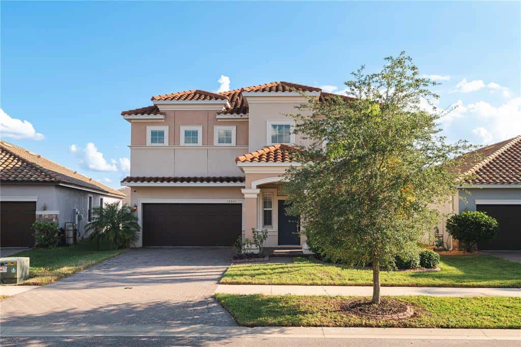 Single Family Residence in RIVERVIEW