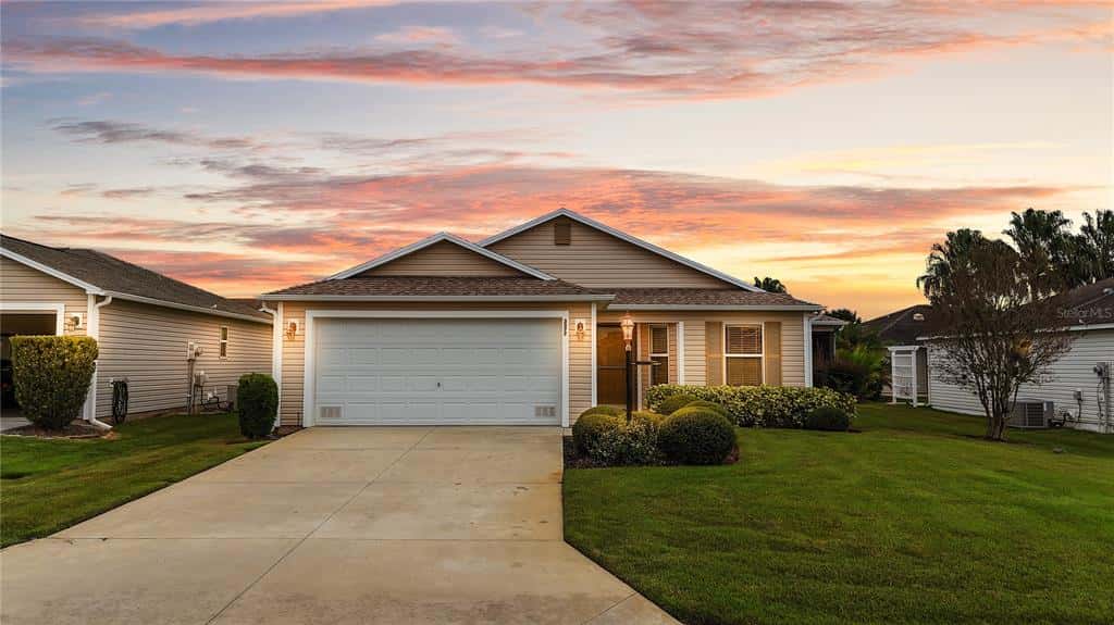 Single Family Residence in THE VILLAGES