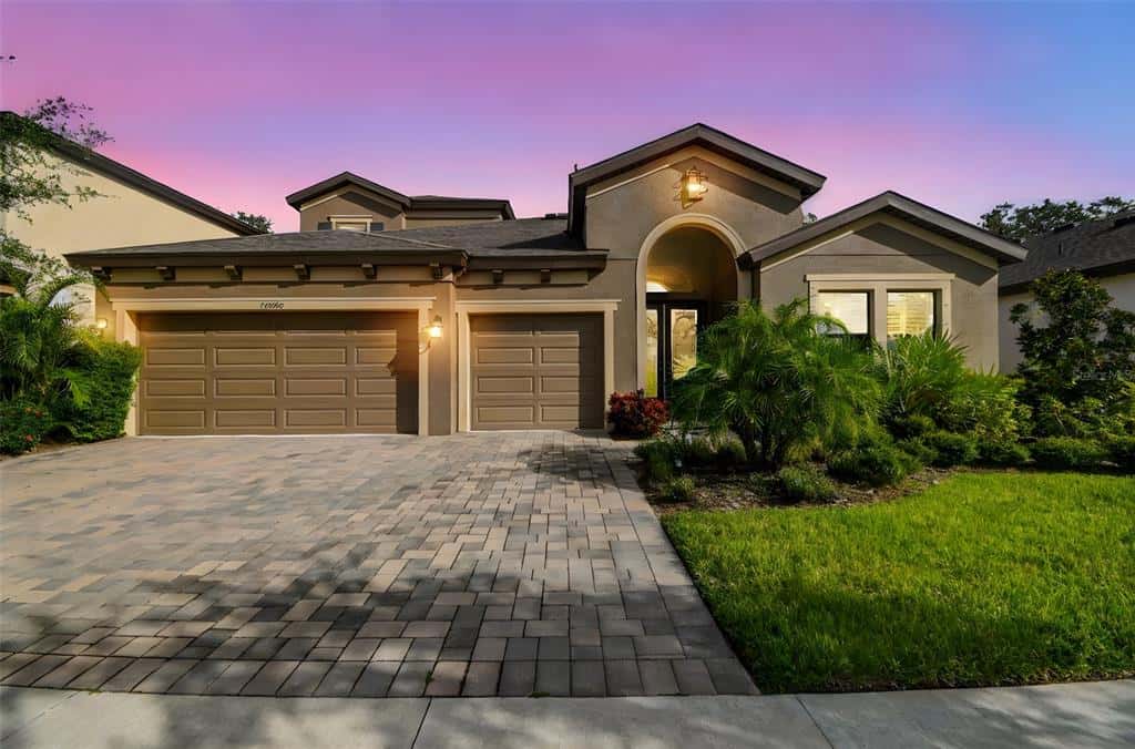 Single Family Residence in RIVERVIEW