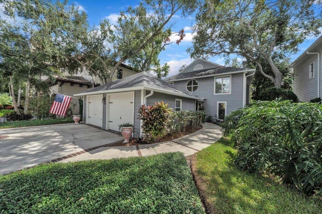 Single Family Residence in TAMPA