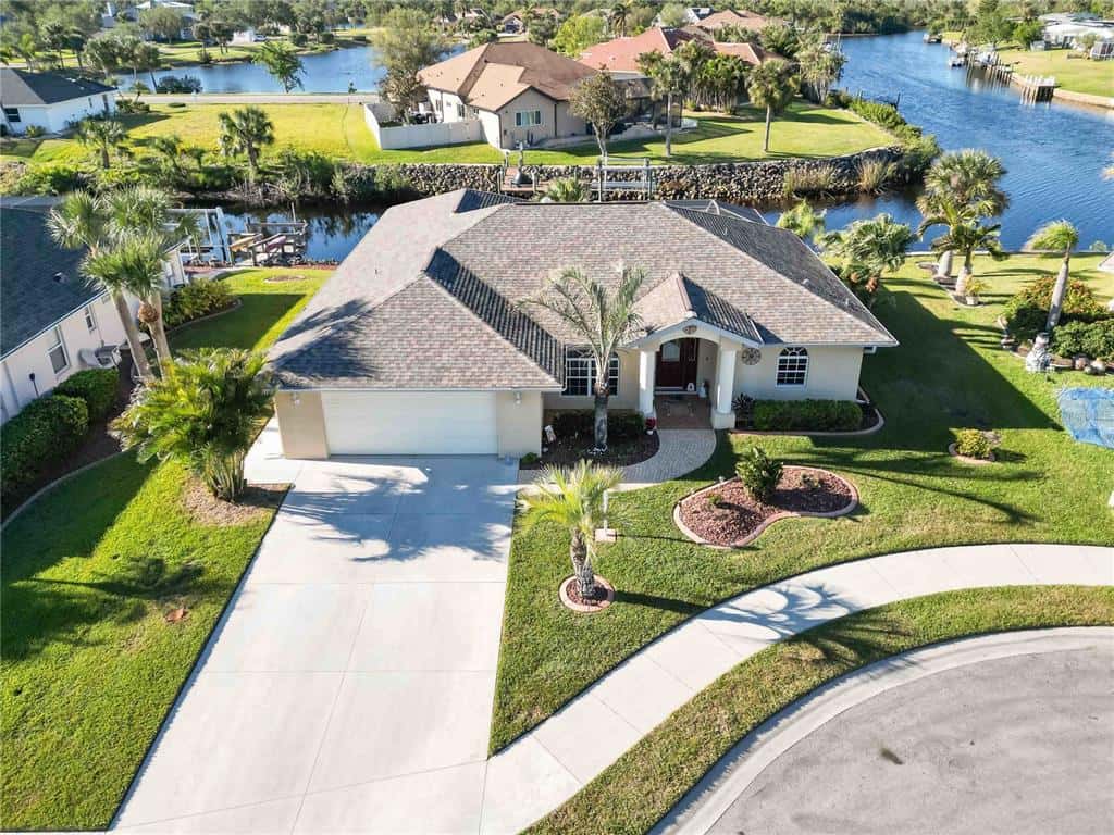Single Family Residence in NORTH PORT