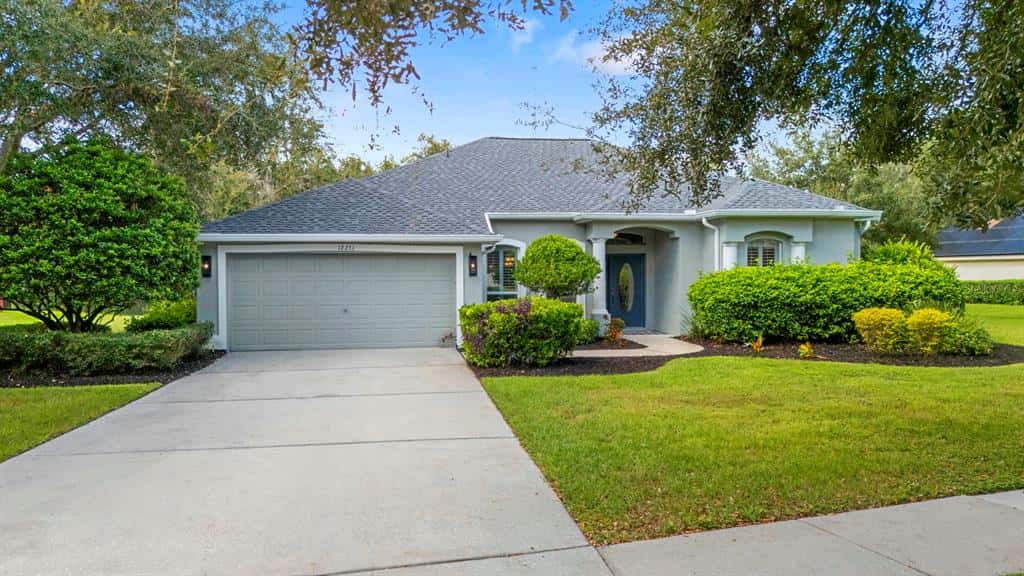 Single Family Residence in RIVERVIEW