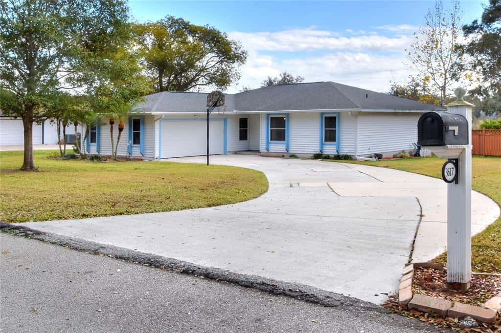 Single Family Residence in LAKELAND