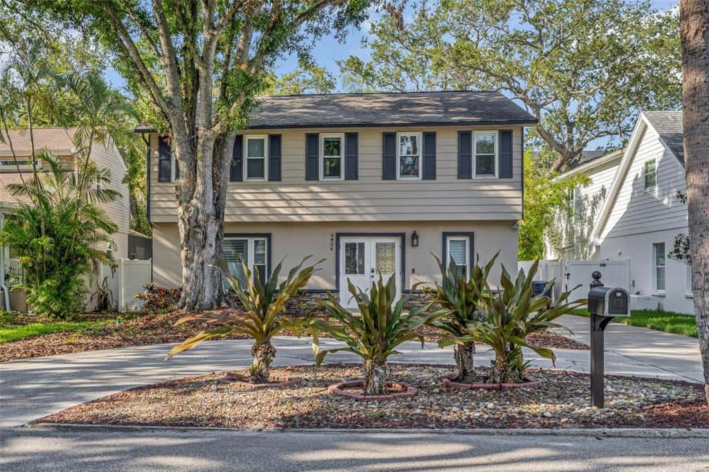 Single Family Residence in TAMPA