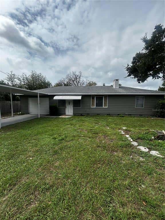 Single Family Residence in MOUNT DORA