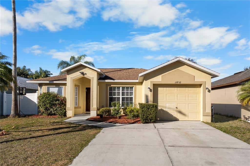 Single Family Residence in RIVERVIEW