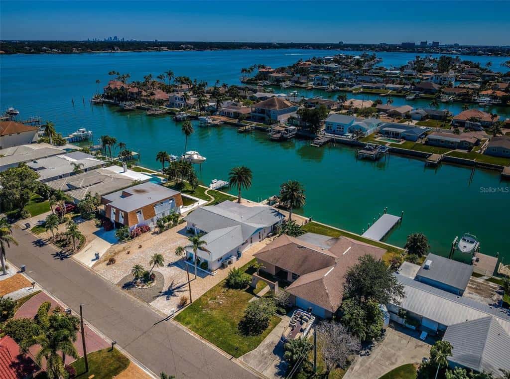 Single Family Residence in TREASURE ISLAND
