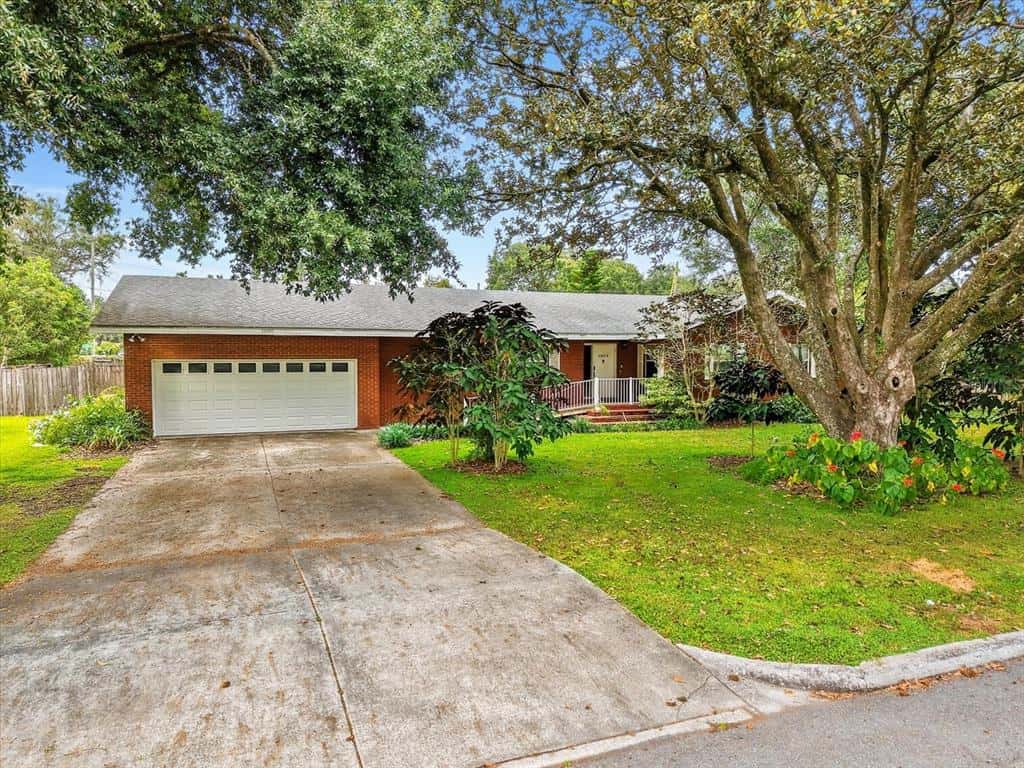 Single Family Residence in LAKELAND