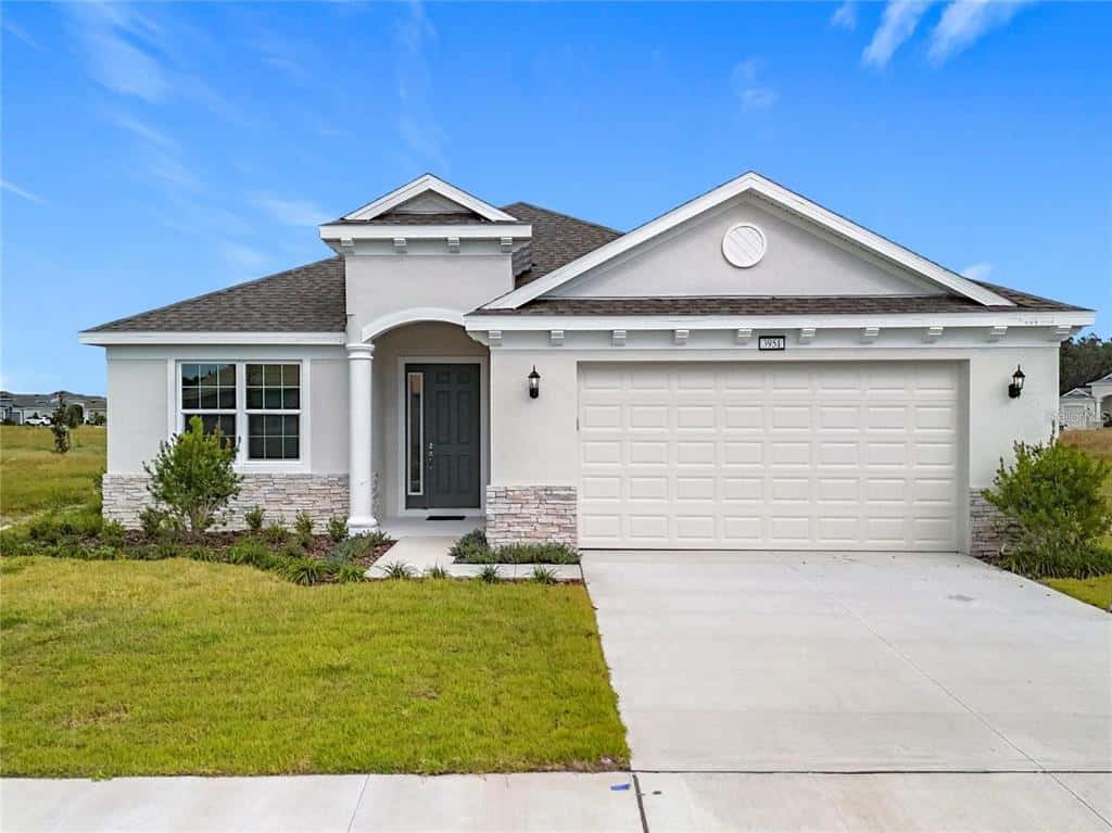 Single Family Residence in MOUNT DORA