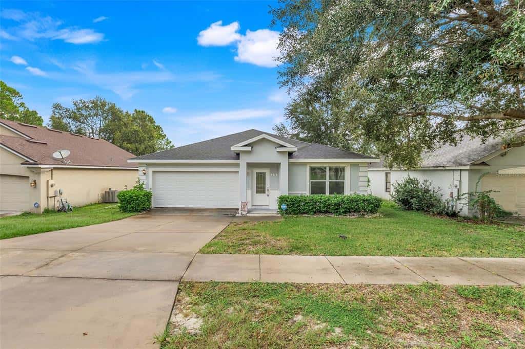 Single Family Residence in DELTONA
