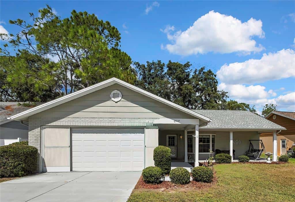 Single Family Residence in SPRING HILL